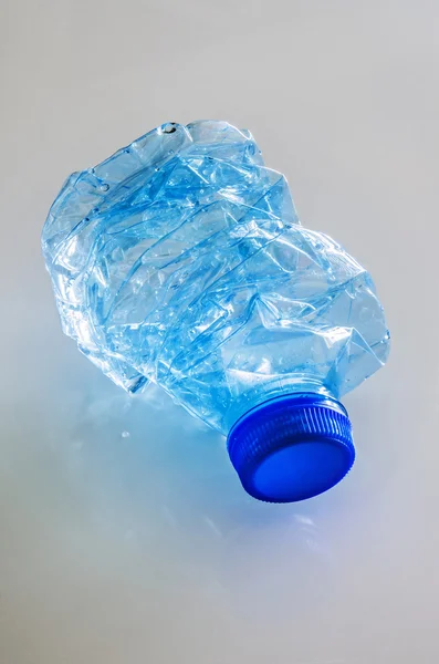 Wasserflasche auf dem Tisch — Stockfoto