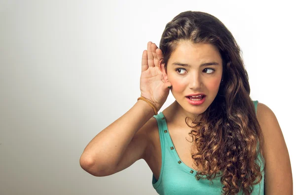 Menina secretamente ouvir algo — Fotografia de Stock