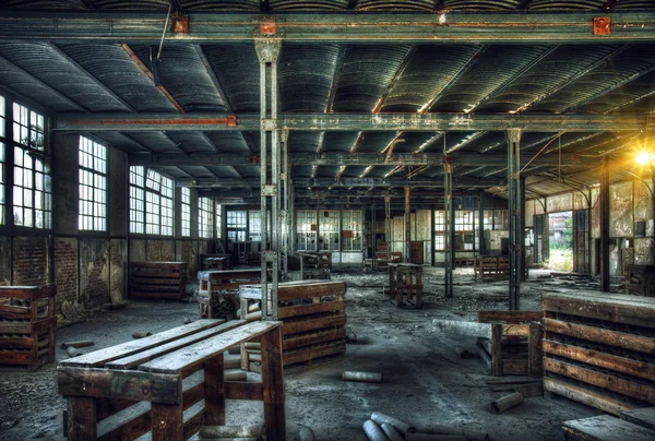 Velho abandonado fábrica interior — Fotografia de Stock