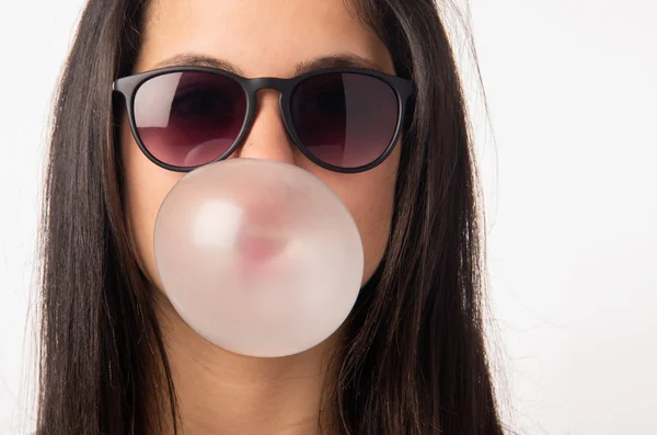 Lány napszemüveg fúj a rágógumi — Stock Fotó