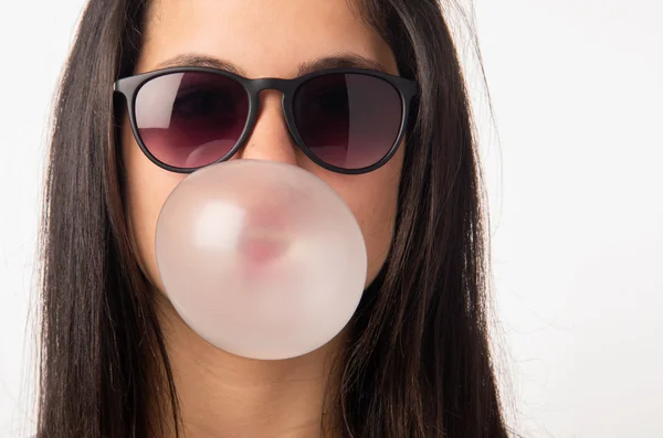 Ragazza con occhiali da sole che soffia gomma da masticare — Foto Stock