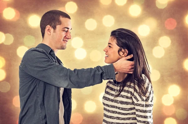 Casal apaixonado sobre fundo de Natal — Fotografia de Stock