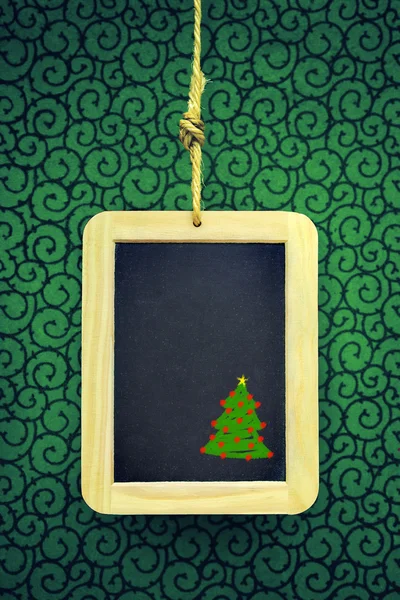 Ardósia pendurada com árvore de Natal — Fotografia de Stock