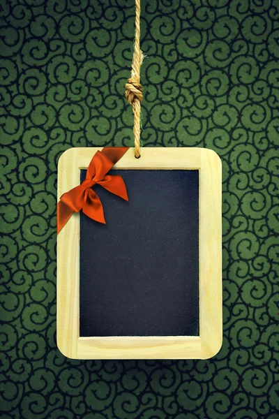 Hängende Schiefertafel mit Weihnachtsschleife — Stockfoto