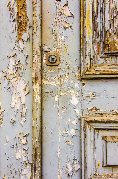 Porta de madeira com pintura peeling — Fotografia de Stock