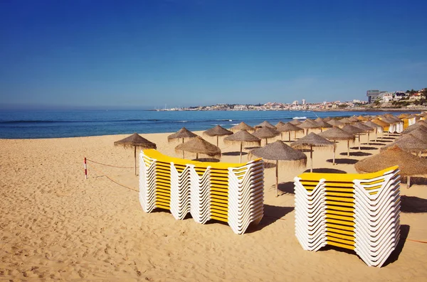 Sillas de cubierta en una playa — Foto de Stock