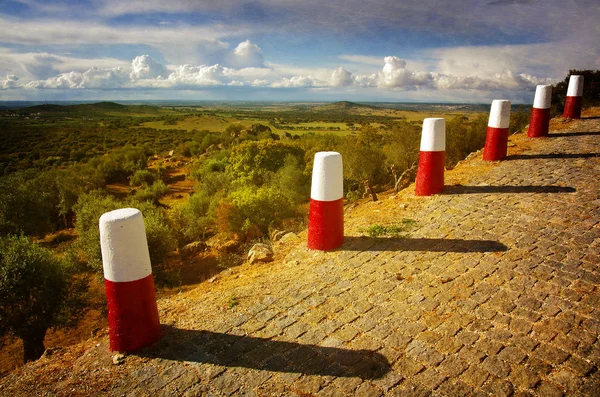 Pilar de estrada vermelho e branco — Fotografia de Stock