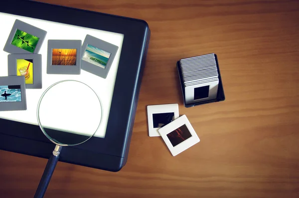 Caja de luz con diapositivas de color y lente de aumento — Foto de Stock