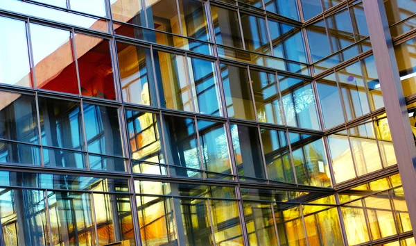 Edifícios de vidro em um centro de escritórios — Fotografia de Stock