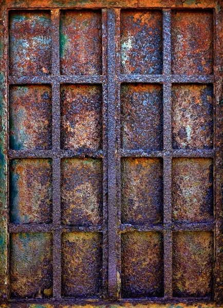 Ventana grunge con barras de hierro oxidadas — Foto de Stock