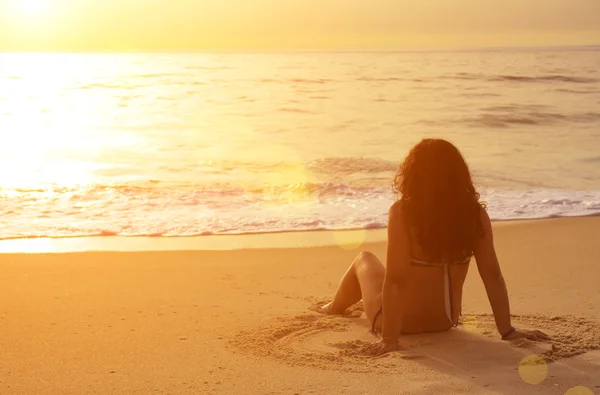 모래에 앉아 있는 여자 — 스톡 사진