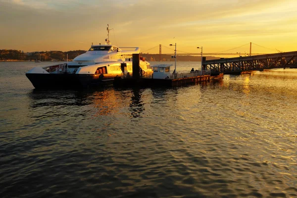 Ferryboat atracado en un muelle — Foto de Stock