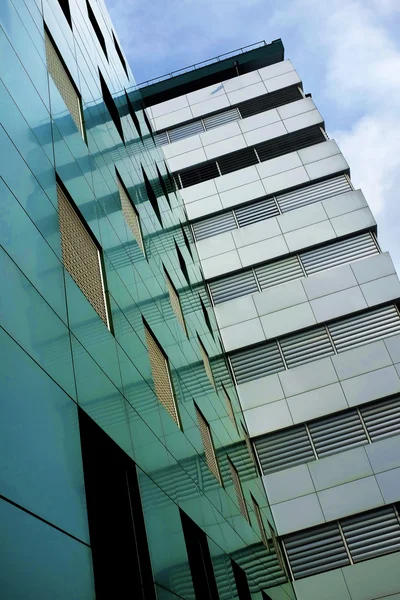 Edificio de oficinas moderno —  Fotos de Stock