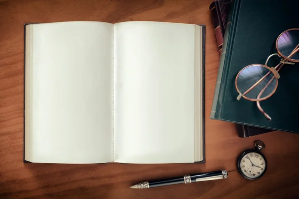 Libros con gafas y reloj —  Fotos de Stock