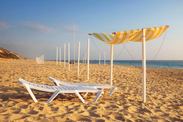 Strand met goudkleurig zand — Stockfoto