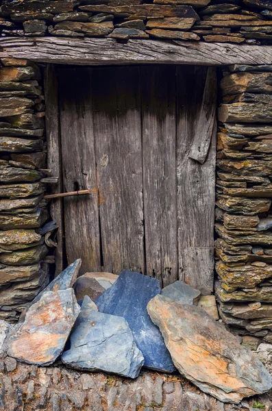 Dörr i gamla stenhus — Stockfoto