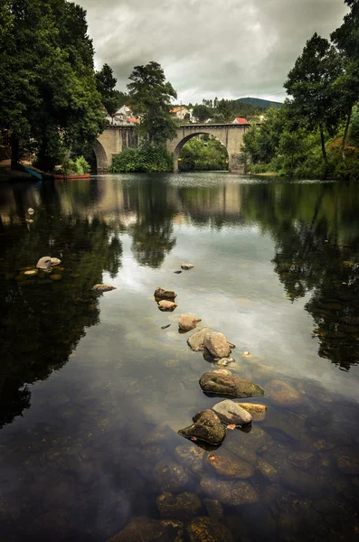 Paysage d'une rivière et d'un ancien pont — Photo