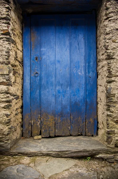 Porte dans vieille maison en pierre — Photo