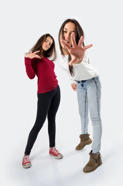 Meninas fazendo sinais mãos — Fotografia de Stock