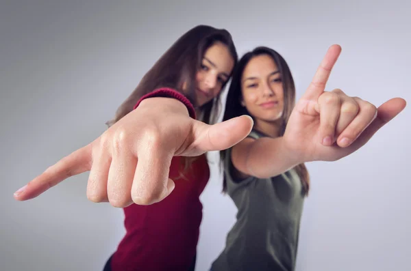 Chicas haciendo señas de manos —  Fotos de Stock