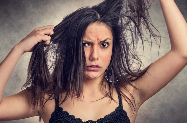 Saçlarını çekerek kız