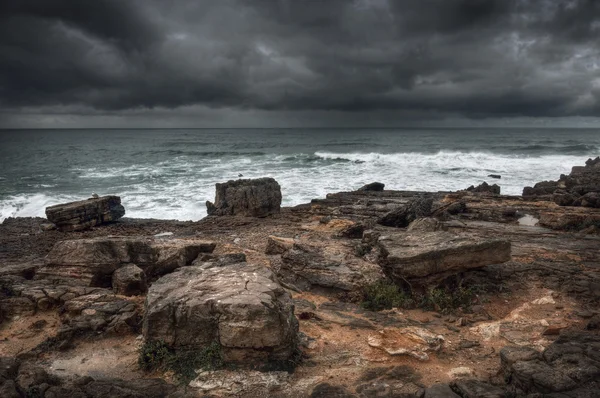 Штормовой морской пейзаж с камнями — стоковое фото