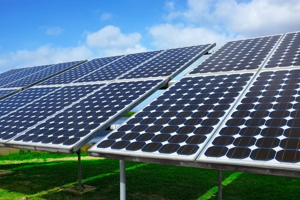 Zonnepanelen vastleggen van het zonlicht — Stockfoto