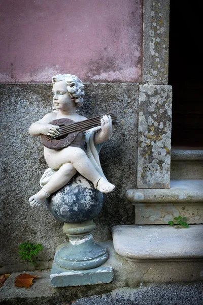 Estátua clássica de um anjo jogando — Fotografia de Stock