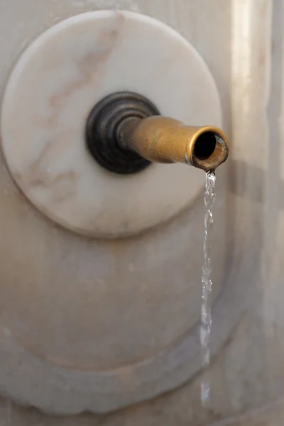 Leitungswasser im Brunnen — Stockfoto