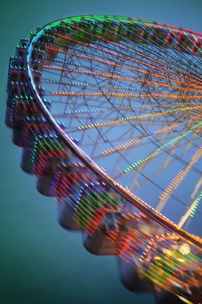 Ferris roue avec des lumières colorées — Photo