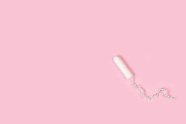 Jeden Tampon Różowym Tle Przestrzenią Kopiowania — Zdjęcie stockowe