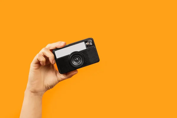 Vrouw Hand Houden Van Een Vintage Camera Een Oranje Achtergrond — Stockfoto