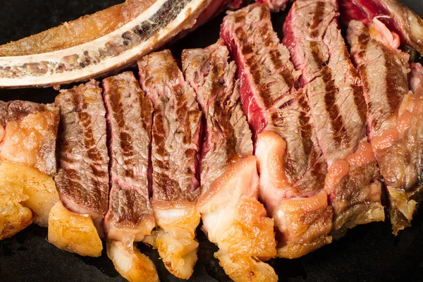 Filete Parrilla Rebanado Con Hueso Plato Negro Una Vista Cerca — Foto de Stock