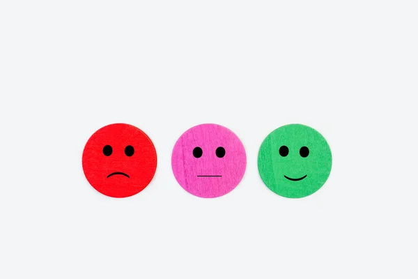 Expressões Faciais Feitas Com Botões Madeira Coloridos Redondos Fundo Cinza — Fotografia de Stock