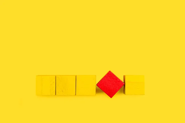 黄色と赤の正方形の木製のブロック黄色の背景に — ストック写真