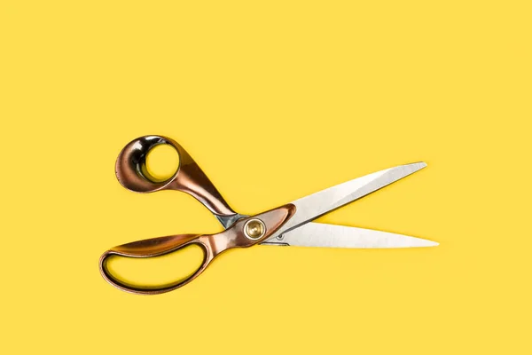 Nożyczki Krawieckie Żółtym Tle Widoku Góry — Zdjęcie stockowe