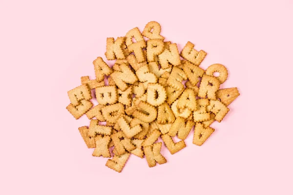 Mucchio Lettere Alfabeto Biscotti Uno Sfondo Rosa — Foto Stock
