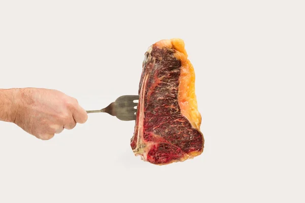 Mann Hält Eine Große Gabel Mit Einem Gereiften Steak Auf — Stockfoto