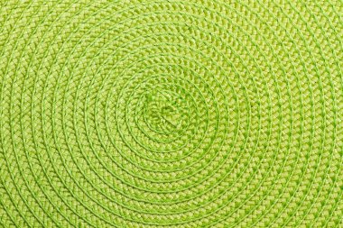 Yeşil hasır masa paspası yakın çekimde.