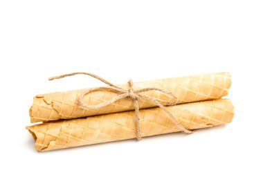 Boş gofret ruloları beyaz bir arkaplanda izole edildi