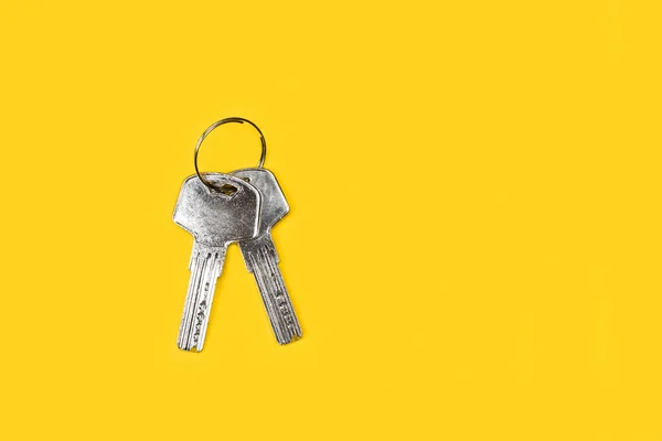 Metallsichere Schlüssel Auf Gelbem Hintergrund Mit Kopierraum — Stockfoto