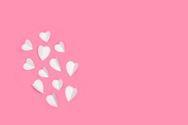 Fotokopi alanı olan pembe arkaplanda beyaz kalpler
