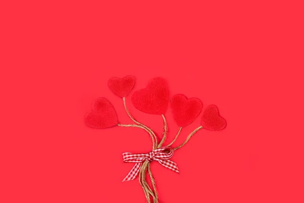 Увязавшиеся Красные Бумажные Сердца Шарики Красном Фоне — стоковое фото