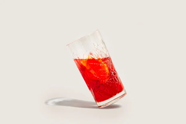Bicchiere Inclinato Vermut Rosso Sfondo Grigio — Foto Stock