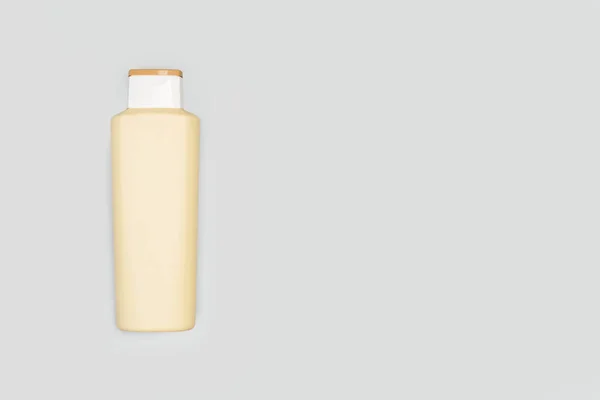 Eine Flasche Shampoo Auf Grauem Hintergrund Mit Kopierraum — Stockfoto