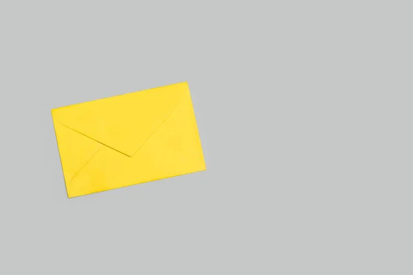 Yellow Envelope Gray Background Copy Space — Stock Photo, Image