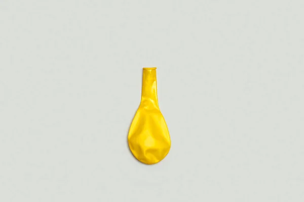 コピースペースのある灰色の背景の黄色の気球 — ストック写真