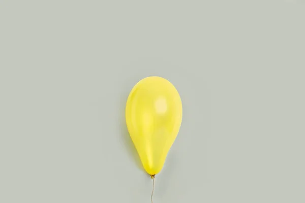 Żółty Balon Szarym Tle — Zdjęcie stockowe