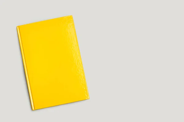 Libro Giallo Sfondo Grigio Con Spazio Copia — Foto Stock