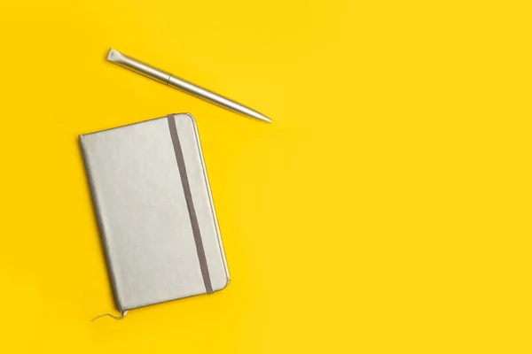 Gray Diary Pen Yellow Background Copy Space — Stock Photo, Image